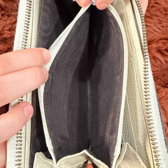 Gucci Cream Clutch with Iconic Stripe - Picture 2 of 7